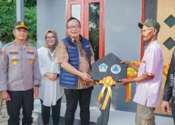 Wabup dr. Alif dan Kapolres Gresik Serahkan Kunci Rumah Tahan Gempa bagi Warga Terdampak di Pulau Bawean