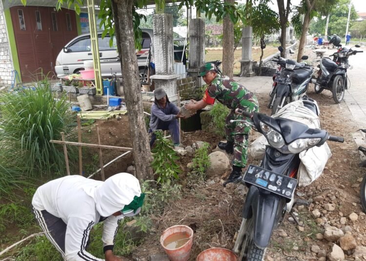 Tanggalkan Senjata, Babinsa Kedamean Bersama Warga Slempit Gelar Karya Bakti Bangun Tanggul Penahan Tanah