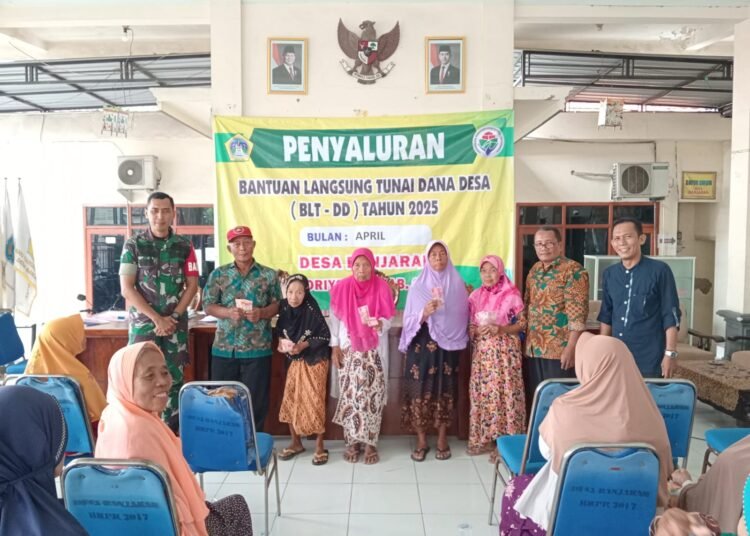 Didampingi Babinsa, Puluhan Warga Desa Bambe Driyorejo Sumringah Dapat BLT DD Rp 300 Ribu Rupiah