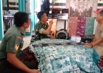 Dukung Kemajuan UMKM, Babinsa Gresik Sambangi Pengrajin Batik di Kelurahan Kebungson
