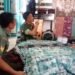 Dukung Kemajuan UMKM, Babinsa Gresik Sambangi Pengrajin Batik di Kelurahan Kebungson