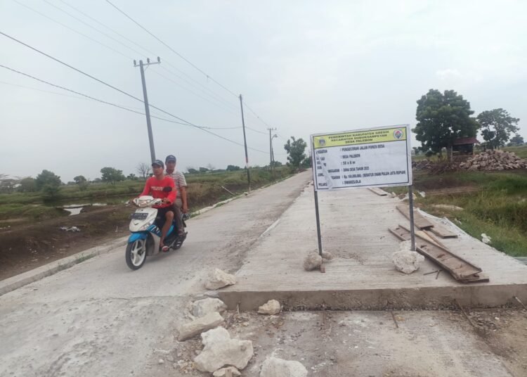 Kuatkan Perekonomian Masyarakat, Pemdes Palebon Duduksampeyan Ngecor Jalan Poros Desa Senilai Ratusan Juta