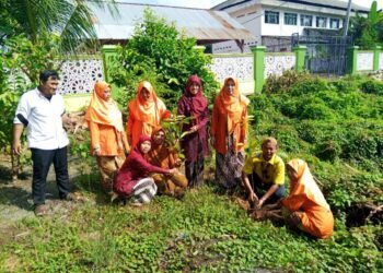 MI Alkarimi Gresik Gelar Peringatan Hari Kartini dan Launching Penanaman 1 Juta Pohon Matoa
