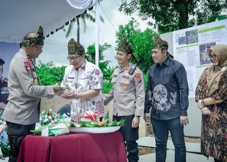 Kapolda Jatim Turun Langsung Peletakan Batu Pertama Pembangunan Polsek Tambak Tingkatkan Pelayanan dan Keamanan di Pulau Bawean