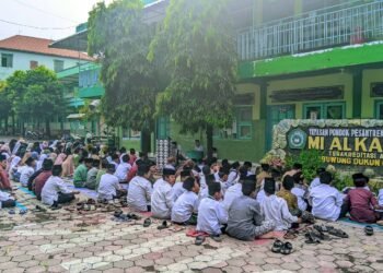 Peringati Hardiknas 2025, MI Alkarimi Gresik Gelar Istighosah dan Doa Bersama