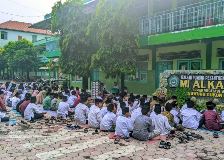 Peringati Hardiknas 2025, MI Alkarimi Gresik Gelar Istighosah dan Doa Bersama