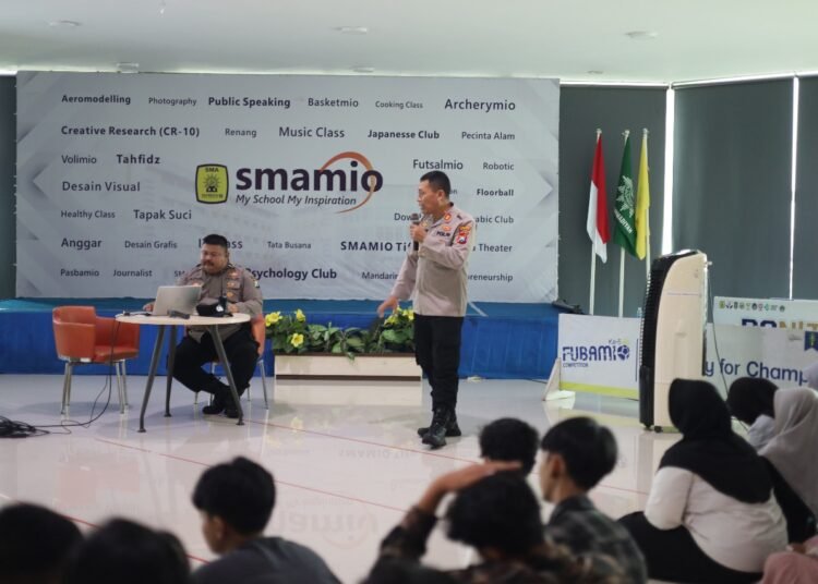 “Police Goes To School”, Polres Gresik Gelar Edukasi Keselamatan Berkendara dan Bahaya Narkoba bagi Pelajar