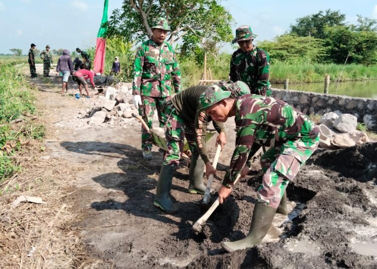 Pra TMMD ke-124, Prajurit Kodim 0817/Gresik Bangun Tembok Penahan Tanah di Desa Banter Benjeng