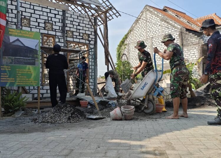 Satgas TMMD Kodim 0817/Gresik Berjibaku Perbaiki Rumah Tidak Layak Huni (Rutilahu) di Desa Banter Benjeng