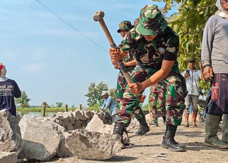 Semangat Kerja Keras, Satgas TMMD Kodim 0817/Gresik Kebut pembangunan Tanggul Penahan Tanah di Dusun Bareng Banter Benjeng