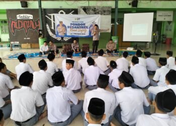 Polisi Masuk Pesantren !! Polres Gresik Gelar Road Safety dan Coaching Clinic Edukasi Santri Tertib Lalu Lintas
