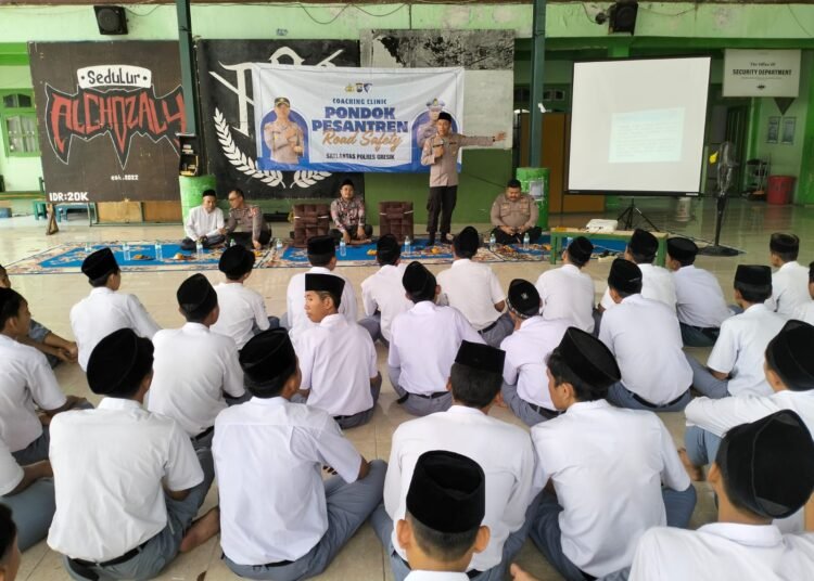 Polisi Masuk Pesantren !! Polres Gresik Gelar Road Safety dan Coaching Clinic Edukasi Santri Tertib Lalu Lintas