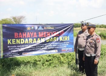 Tingkatkan Keselamatan Berkendara, Satlantas Polres Gresik Pasang Banner Bahaya Menyalip Sebelah Kiri