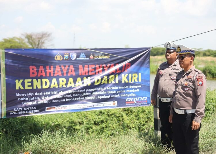 Tingkatkan Keselamatan Berkendara, Satlantas Polres Gresik Pasang Banner Bahaya Menyalip Sebelah Kiri