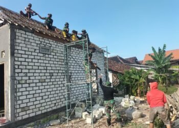 Bangun Harapan Melalui TMMD ke-124, Rumah Tidak Layak Huni Milik Ibu Nuraini, Warga Kurang Mampu di Desa Banter Mulai Dipasangi Atap