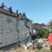 Bangun Harapan Melalui TMMD ke-124, Rumah Tidak Layak Huni Milik Ibu Nuraini, Warga Kurang Mampu di Desa Banter Mulai Dipasangi Atap