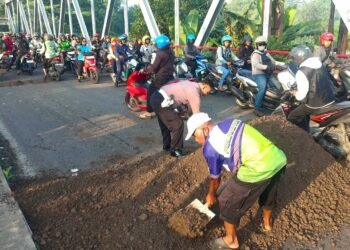 Respon Cepat Polsek Driyorejo Polres Gresik Perbaiki Jalan Rusak Panen Apresiasi dari Masyarakat