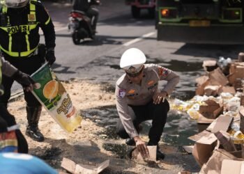 Satlantas Polres Gresik Gerak Cepat Atasi Jalan Licin Akibat Tumpahan Minyak Demi Kenyamanan Masyarakat