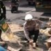 Satlantas Polres Gresik Gerak Cepat Atasi Jalan Licin Akibat Tumpahan Minyak Demi Kenyamanan Masyarakat