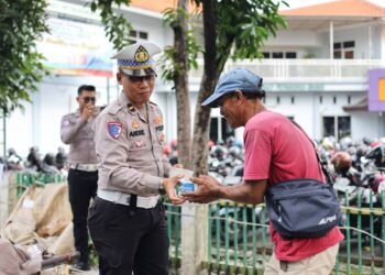 Jumat Berkah Satlantas Polres Gresik Bagikan Paket Makanan Bikin Tukang Becak Sumringah
