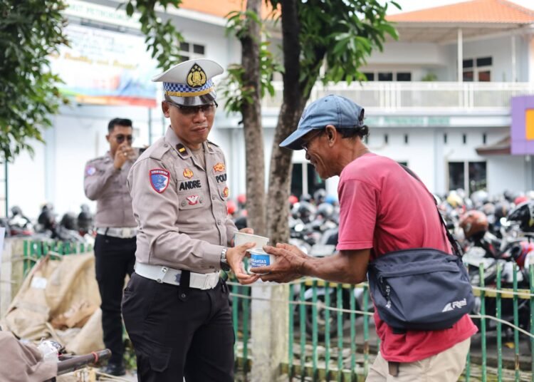 Jumat Berkah Satlantas Polres Gresik Bagikan Paket Makanan Bikin Tukang Becak Sumringah