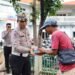 Jumat Berkah Satlantas Polres Gresik Bagikan Paket Makanan Bikin Tukang Becak Sumringah
