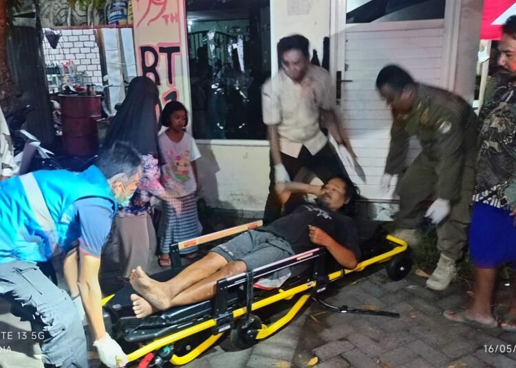 Satu Tahun Tinggal di Pos Kamling, Pria Terlantar Sakit Stroke Akhirnya Dibantu Polsek Driyorejo Polres Gresik