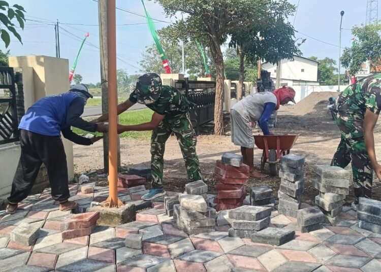 Prajurit TNI Kodim 0817/Gresik Percantik Halaman Balai Desa Banter Benjeng Demi Pelayanan Terbaik kepada Masyarakat