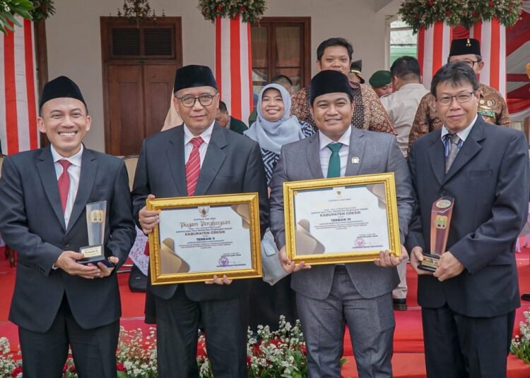 Pemkab Gresik Raih Penghargaan Pengelola JDIH Terbaik II se-Jawa Timur di Momen Hari Kebangkitan Nasional