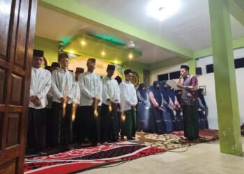 Kiai Moh Syafi’, S.Ag Resmi Lantik Puluhan Santri Menjadi Pengurus Ponpes Alkarimi Masa Khidmat 2025-2026