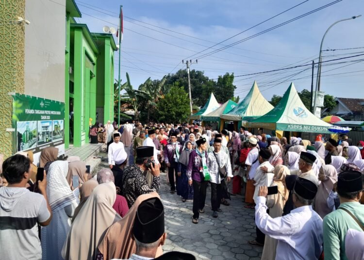 Isak tangis Warnai Pemberangkatan Calon Jemaah Haji KBIHU Annahdlah MWCNU Dukun