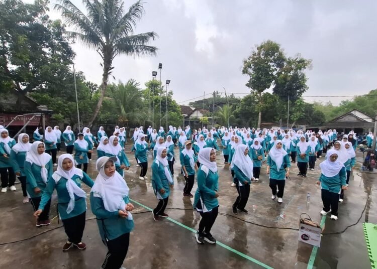 Diguyur Hujan Deras Senam Rutin Fatayat NU Dukun Terus Lanjut Penuh Semangat
