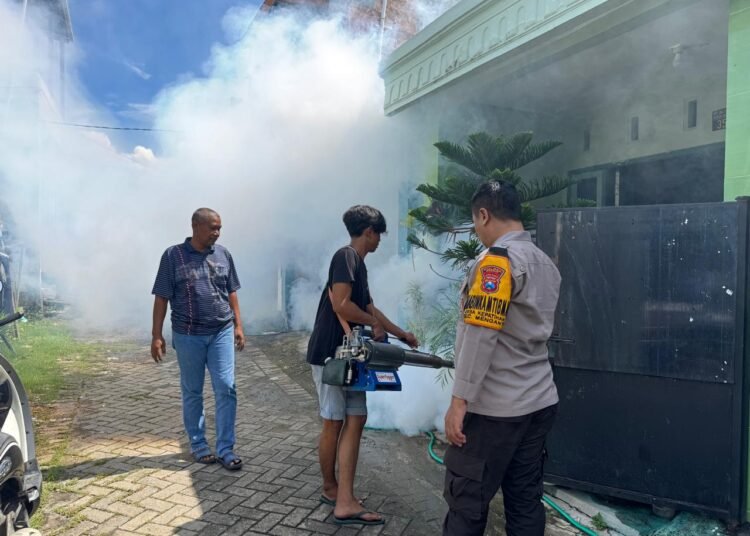 Peduli Kesehatan Masyarakat, Pemdes Kepatihan Menganti Lakukan Fogging Mandiri Cegah Penyebaran DBD