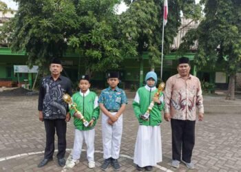 Wow, Nanda Chilla dan Rizki Murid MI Tsamrotul Ulum Tajungwidoro Mengare Ukir Prestasi Gemilang di Cabang Seni Lukis PORSENI Kabupaten Gresik 2025