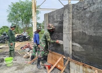 Tak Kenal Lelah, Prajurit TMMD ke-124 Kodim 0817/Gresik Kerja Keras Tuntaskan Pembangunan Bak Air dan Sumur Bor di Desa Banter Benjeng