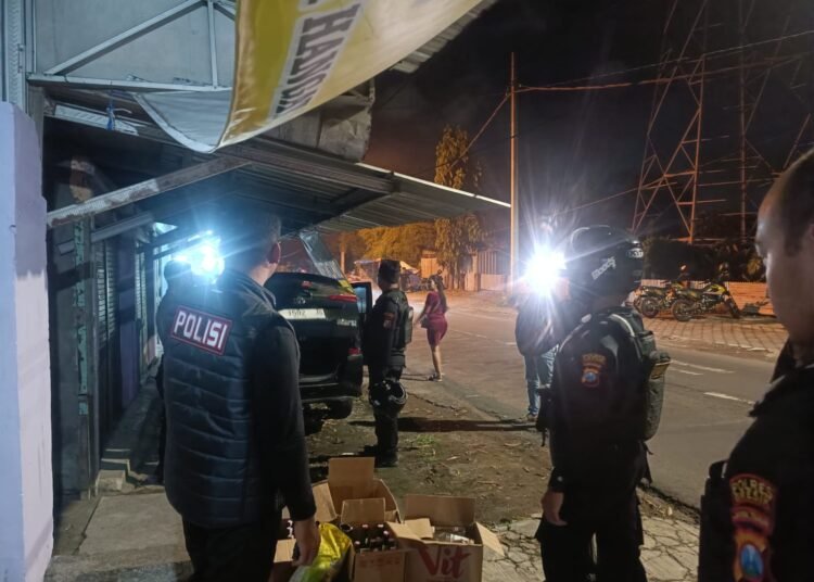 Jangan Ada Lagi Miras di Kota Santri !! Polres Gresik Sapu Bersih Warung Jualan Minuman Keras di Kebomas