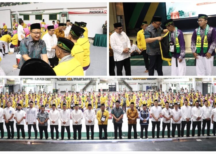 Penuh Haru !! Plt. Bupati dr. H. Asluchul Alif Bersama Dirut PT Petrokimia Gresik H Dwi Satriyo Annurogo Lepas 147 Calon Jemaah Haji KBIHU Nurul Jannah