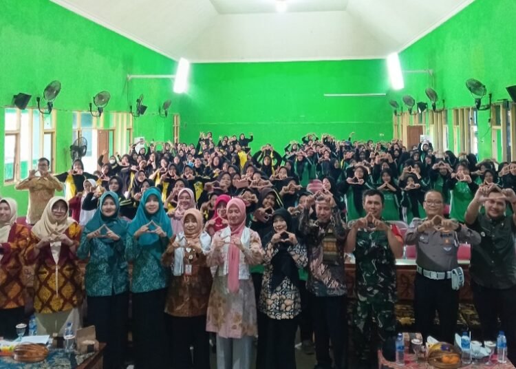 Babinsa Turut Dampingi Ketua TP PKK dan Kadinkes Gresik Berikan Tablet Tambah Darah di SMA Negeri 1 Menganti