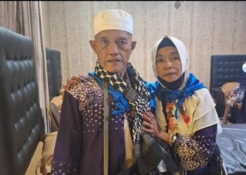 Kisah Ketabahan Penjual Gorengan Dampingi Suami Berhaji di Atas Kursi Roda