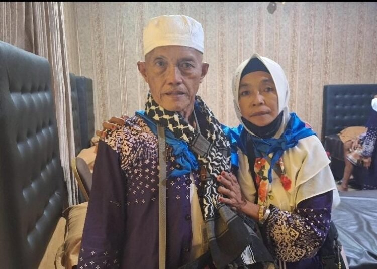 Kisah Ketabahan Penjual Gorengan Dampingi Suami Berhaji di Atas Kursi Roda