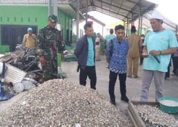 Dukung Pemberdayaan Masyarakat, Babinsa Sidayu Dampingi Pengolahan Limbah Kulit Kerang di Desa Randuboto