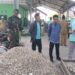 Dukung Pemberdayaan Masyarakat, Babinsa Sidayu Dampingi Pengolahan Limbah Kulit Kerang di Desa Randuboto