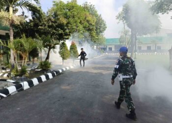 Peduli Kesehatan Prajurit, Kodim 0817/Gresik Gelar Fogging Cegah DBD
