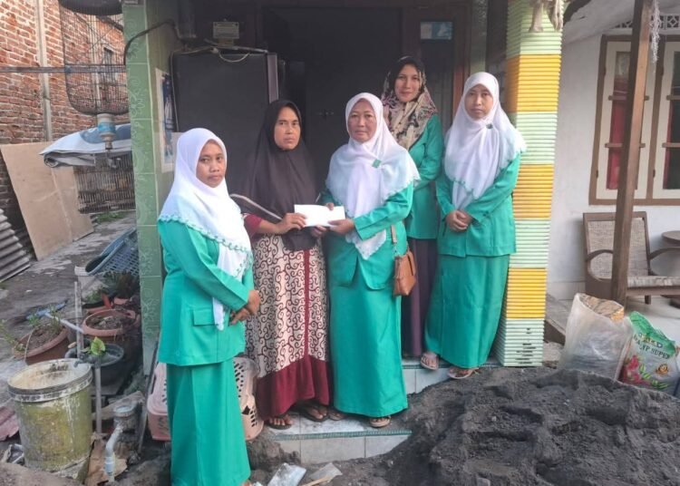 Fatayat NU Dukun Berikan Bantuan untuk Janda Sembungan Kidul yang Rumahnya Dilalap si Jago Merah