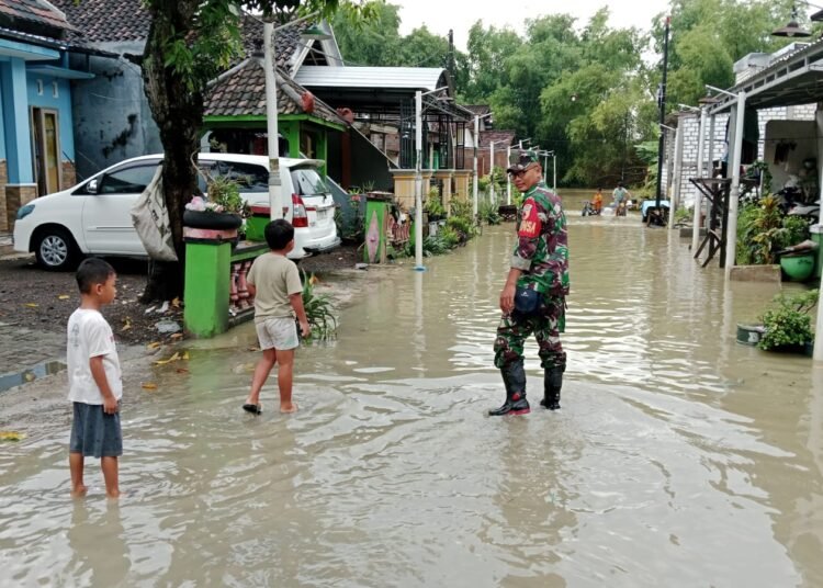 Babinsa Sigap Monitoring Wilayah Terdampak Banjir Luapkan Kali Lamong di Balongpanggang