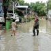 Babinsa Sigap Monitoring Wilayah Terdampak Banjir Luapkan Kali Lamong di Balongpanggang