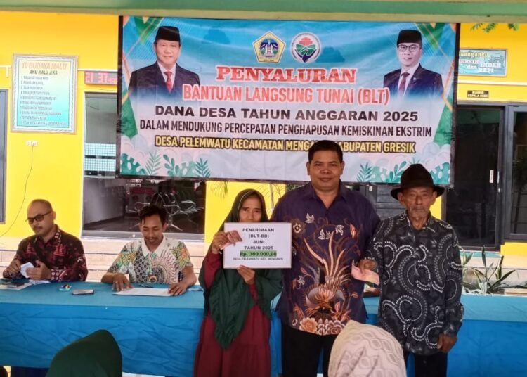 Pemdes Pelemwatu Menganti Salurkan BLT Percepat Penghapusan Kemiskinan Ekstrim