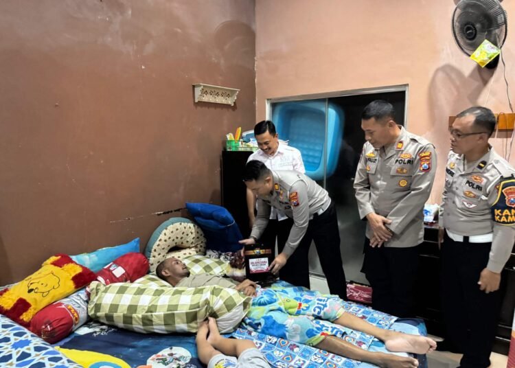 Junjung Tinggi Nilai-nilai Kemanusiaan dan Kebersamaan, Polres Gresik Gelar Anjangsana ke Anggota yang Tengah Terbaring Sakit