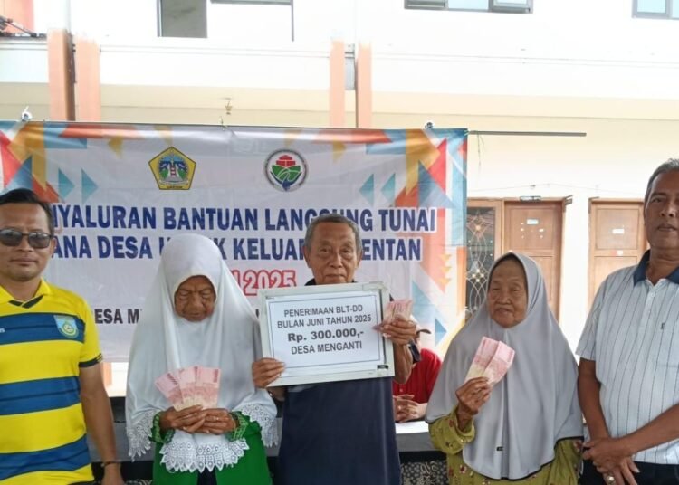 Penuh Syukur, Pemdes Menganti Telah Salurkan BLT DD Juni kepada 63 KPM: Rp300 Ribu per Warga
