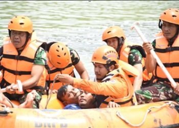 Kodim 0817/Gresik Gelar Latihan Penanggulangan Bencana Banjir di Kedamean